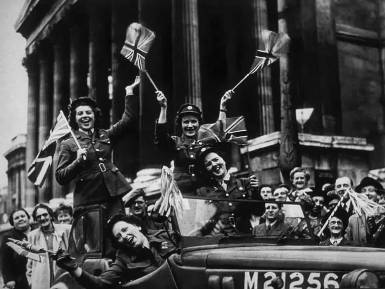 احتفالات في ميدان الطرف الأغر في لندن في يوم النصر 8 مايو 1945